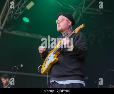 Thom Rylance, chanteur principal des Lottery Winners, se présentant au Wychwood Festival, Cheltenham, Royaume-Uni. 3 juin 2022 Banque D'Images