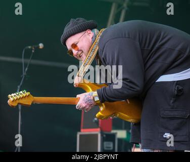 Thom Rylance, chanteur principal des Lottery Winners, se présentant au Wychwood Festival, Cheltenham, Royaume-Uni. 3 juin 2022 Banque D'Images