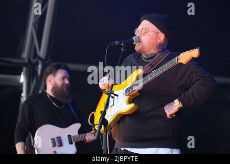 Thom Rylance, chanteur principal des Lottery Winners, se présentant au Wychwood Festival, Cheltenham, Royaume-Uni. 3 juin 2022 Banque D'Images