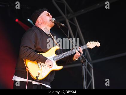 Thom Rylance, chanteur principal des Lottery Winners, se présentant au Wychwood Festival, Cheltenham, Royaume-Uni. 3 juin 2022 Banque D'Images