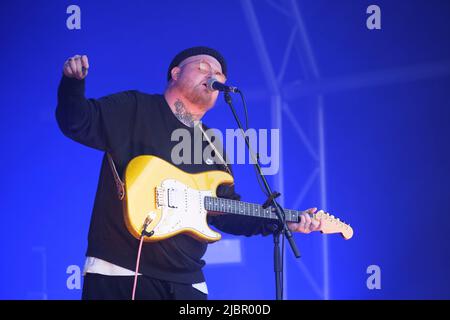 Thom Rylance, chanteur principal des Lottery Winners, se présentant au Wychwood Festival, Cheltenham, Royaume-Uni. 3 juin 2022 Banque D'Images