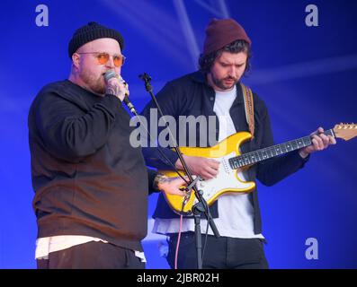 Thom Rylance, chanteur principal des Lottery Winners, se présentant au Wychwood Festival, Cheltenham, Royaume-Uni. 3 juin 2022 Banque D'Images