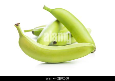 Bananes vertes non mûres isolées sur fond blanc. Banque D'Images