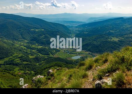 Montagnes dans la partie centrale de la Bosnie-Herzégovine. Non loin de la ville de Jajce. Banque D'Images