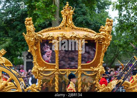 Entraîneur de l'État de l'or au défilé du Jubilé de platine de la Reine dans le Mall, Londres, Royaume-Uni. Chariot de couronnement de la reine Elizabeth II avec image d'hologramme Banque D'Images