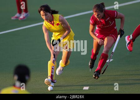 Anvers, Belgique. 7th juin 2022. Ou Zixia (L) de Chine participe au match de la FIH Hockey Pro League entre la Belgique et la Chine à Anvers, Belgique, 7 juin 2022. L'équipe de hockey féminin belge a battu l'équipe de hockey féminin chinoise en 3-1. Credit: Zheng Huansong/Xinhua/Alay Live News Banque D'Images