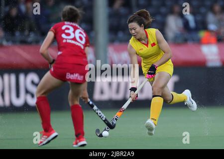 Anvers, Belgique. 7th juin 2022. Liang Meiyu (R) de Chine participe au match de la FIH Hockey Pro League entre la Belgique et la Chine à Anvers, Belgique, 7 juin 2022. L'équipe de hockey féminin belge a battu l'équipe de hockey féminin chinoise en 3-1. Credit: Zheng Huansong/Xinhua/Alay Live News Banque D'Images