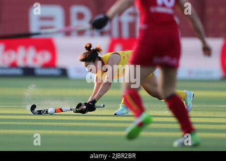 Anvers, Belgique. 7th juin 2022. Li Jiaqi de Chine passe le ballon lors du match de la FIH Hockey Pro League entre la Belgique et la Chine à Anvers, Belgique, 7 juin 2022. L'équipe de hockey féminin belge a battu l'équipe de hockey féminin chinoise en 3-1. Credit: Zheng Huansong/Xinhua/Alay Live News Banque D'Images