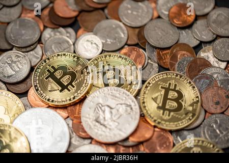 Le bitcoin d'or sur les pièces de monnaie en dollars empilées. DEVISE AMÉRICAINE avec Crypto Currency Trade concept Banque D'Images