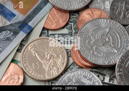 Pièces de un dollar et d'un dollar en plus des billets en dollars américains. Pièces de monnaie et argent de papier. DOLLAR AMÉRICAIN espèces, finances et économie aux États-Unis d'Amérique Banque D'Images