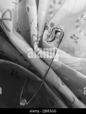 gros plan de la broche de couture. photo noir et blanc. Banque D'Images