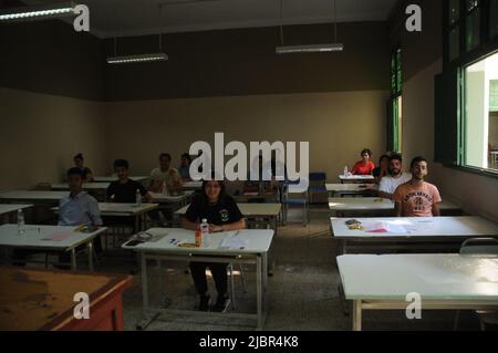 Tunis, Tunisie. 8th juin 2022. Les candidats qui retournent à l'école secondaire de sadykia à la Kasbah à Tunis pour passer leurs examens.'cent trente-quatre mille, neuf cent cinquante (134 950) les candidats se préparent à passer les examens pour la session principale du baccalauréat en 2022, Qui commence sur 8 juin 2022, ' le directeur général des examens a déclaré mercredi au ministère de l'éducation. Rappelant les efforts faits par le ministère de l'éducation pour organiser avec succès le bac 2022. (Credit image: © Chokri Mahjoub/ZUMA Press Wire) Banque D'Images