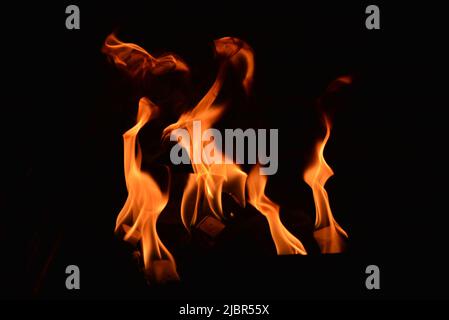 Les flammes scintillent dans l'obscurité - couleur dorée Banque D'Images