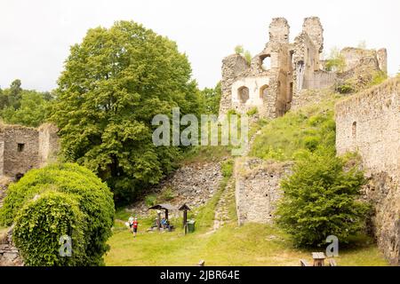 Ruines Divci Kamen, Maiden Stone Castle en République tchèque, près de Ceske Budejovice l'été Banque D'Images