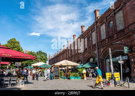 Hackescher Markt, Mitte-Berlin, Allemagne. Restaurants avec coin repas en plein air à côté de la gare historique de S-bahn Banque D'Images