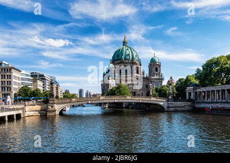Vue sur la rivière Spree, pont piétonnier Friedrichsbrücke et cathédrale historique de Berlin sur l'île aux musées, Mitte, Berlin, Allemagne Banque D'Images
