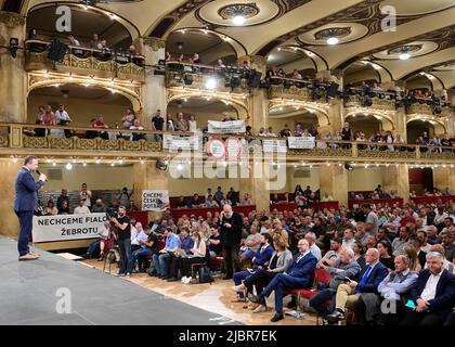 Prague, République tchèque. 08th juin 2022. Marian Jurecka, ministre tchèque de l'agriculture, s'exprime lors d'une réunion de protestation des agriculteurs pour discuter de la fixation de subventions en faveur des petits agriculteurs, sur 8 juin 2022, au Palais Lucerna de Prague, en République tchèque. Crédit : Roman Vondrous/CTK photo/Alay Live News Banque D'Images