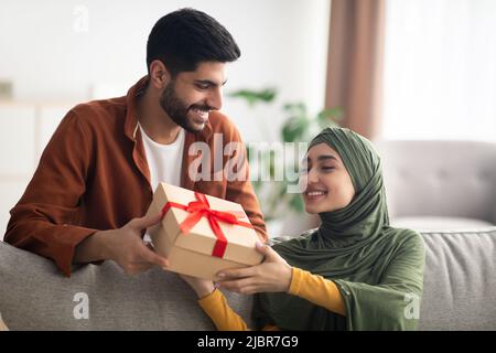 Le mari du Moyen-Orient a donné son cadeau Box félicitant sa femme à Home Banque D'Images