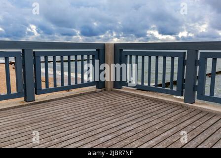 Remblai de mer avec des rampes. Promenade en bois pour marcher le long de la rive. Vue sur la mer depuis le remblai côtier Banque D'Images