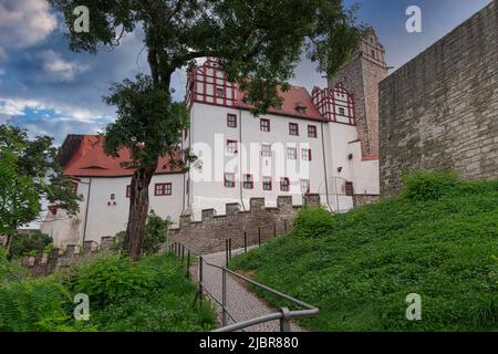 Le Château Le Château de Bernburg - vallée de Saal. Le château existait sur ce siège, peut-être, déjà en 11 siècle, néanmoins, comme "Berneburch" ce sont les hommes Banque D'Images