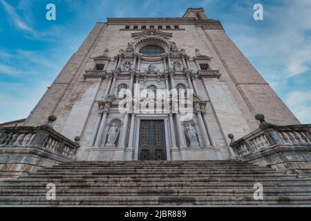 La façade principale de la cathédrale médiévale de style gothique de Saint Mary dans la vieille ville de Gérone, Catalogne, Espagne Banque D'Images