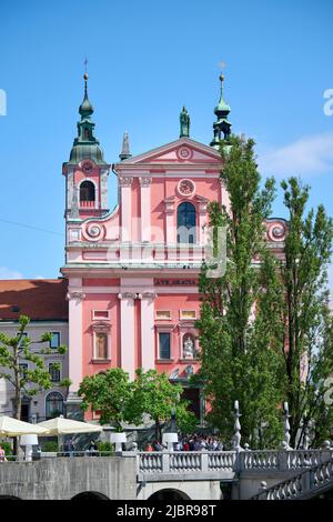 LJUBLJANA, SLOVÉNIE - 18 MAI 2022 : place Preseren et église franciscaine de l'Annonciation, Ljubljana, Slovénie, Europe. Banque D'Images