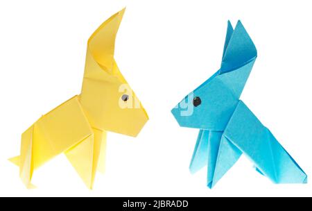 Deux lapins d'origami en couleur de drapeau ukrainien sur fond blanc Banque D'Images