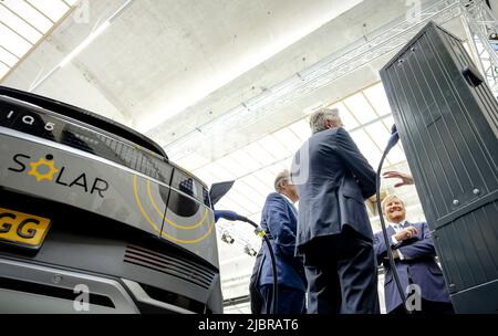 2022-06-08 10:54:48 ARNHEM - le roi Willem Alexandre est donné une explication d'une voiture électrique pendant la tournée après l'ouverture du laboratoire d'essai Elaad pour les véhicules électriques et l'infrastructure de charge associée. ANP ROBIN VAN LONKHUIJSEN pays-bas sortie - belgique sortie Banque D'Images