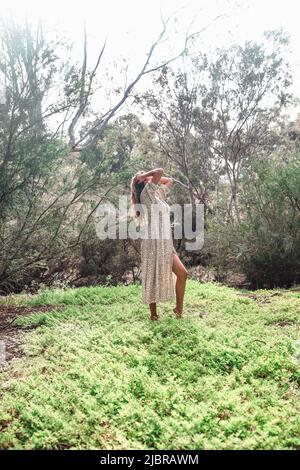Jeune fille de Bohême portant une robe longue dans un jardin forestier Banque D'Images