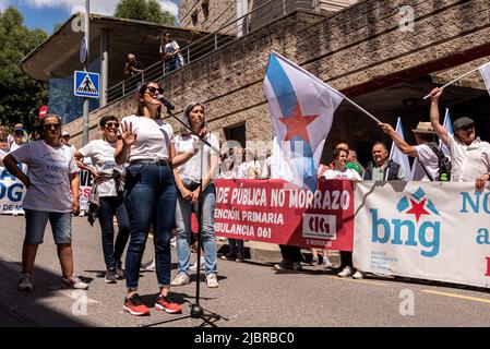 cangas, pontevedra, espagne - juin 05. 2022: manifestation contre l'absence de services d'urgence de base et le manque de médecins dans la santé Banque D'Images