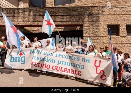 cangas, pontevedra, espagne - juin 05. 2022: manifestation contre l'absence de services d'urgence de base et le manque de médecins dans la santé Banque D'Images