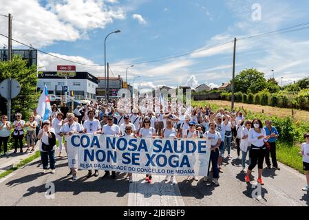 cangas, pontevedra, espagne - juin 05. 2022: manifestation contre l'absence de services d'urgence de base et le manque de médecins dans la santé Banque D'Images