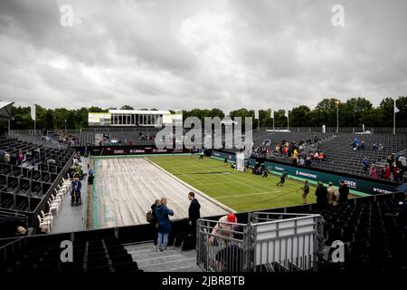 2022-06-08 11:41:40 ROSMALEN - en raison de la pluie, les matchs au tournoi international de tennis Libema Open ont été arrêtés. Le tournoi combiné de tennis hollandais pour hommes et femmes se tiendra sur les terrains de pelouse d'Autotron pendant douze jours. ANP SANDER KONING pays-bas - belgique sortie Banque D'Images
