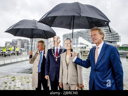 2022-06-08 11:48:41 ROTTERDAM - le consul général honoraire suédois à Rotterdam Ben Vree, le maire Ahmed Aboupaleb, la princesse de la Couronne Victoria de Suède et Allard Castelein (PDG du port de Rotterdam) (de gauche à droite) posent avant un voyage en bateau sur les Maas. La visite de deux jours que la princesse couronne fait aux pays-Bas porte sur la durabilité, l'innovation et l'égalité des droits. ANP SEM VAN DER WAL pays-bas sortie - belgique sortie Banque D'Images