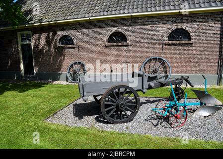 Beemster, pays-Bas, mai 2022. Une ferme traditionnelle avec de vieux outils agricoles. Photo de haute qualité Banque D'Images