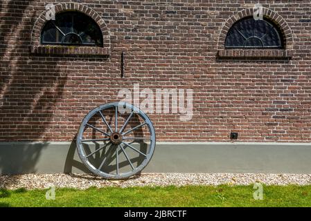 Beemster, pays-Bas, mai 2022. Une ferme traditionnelle avec de vieux outils agricoles. Photo de haute qualité Banque D'Images