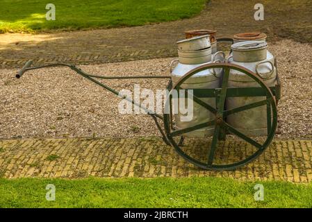 Beemster, pays-Bas, mai 2022. Une ferme traditionnelle avec de vieux outils agricoles. Photo de haute qualité Banque D'Images