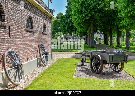 Beemster, pays-Bas, mai 2022. Une ferme traditionnelle avec de vieux outils agricoles. Photo de haute qualité Banque D'Images