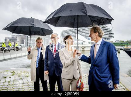 2022-06-08 11:48:52 ROTTERDAM - le consul général honoraire suédois à Rotterdam Ben Vree, le maire Ahmed Aboupaleb, la princesse de la Couronne Victoria de Suède et Allard Castelein (PDG du port de Rotterdam) (de gauche à droite) posent avant un voyage en bateau sur les Maas. La visite de deux jours que la princesse couronne fait aux pays-Bas porte sur la durabilité, l'innovation et l'égalité des droits. ANP SEM VAN DER WAL pays-bas sortie - belgique sortie Banque D'Images