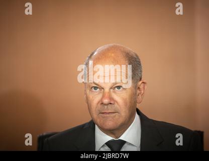 Berlin, Allemagne. 08th juin 2022. Le chancelier OLAF Scholz (SPD) attend le début de la réunion hebdomadaire du Cabinet fédéral au bureau du chancelier. Credit: Michael Kappeller/dpa/Alay Live News Banque D'Images
