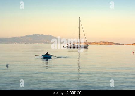 Bodrum, Mugla, Turquie. 21 avril 2022 Pêcheur à l'aube dans le magnifique port de Bodrum sur la côte sud-ouest turque de la mer Egée, Turquie Banque D'Images