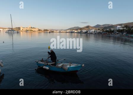 Bodrum, Mugla, Turquie. 21 avril 2022 Pêcheur à l'aube dans le magnifique port de Bodrum sur la côte sud-ouest turque de la mer Égée, Turquie Banque D'Images