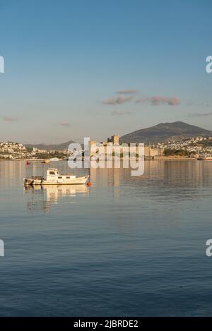 Bodrum, Mugla, Turquie. 21 avril 2022 belle lumière du matin sur le port de Bodrum avec une forteresse médiévale et des montagnes en arrière-plan, turc sou Banque D'Images