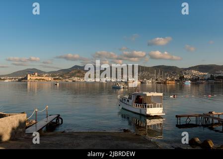 Bodrum, Mugla, Turquie. 21 avril 2022 magnifique péninsule de Bodrum vue depuis la ville portuaire turque de la mer Égée, sur la côte sud-ouest de la Turquie. Banque D'Images