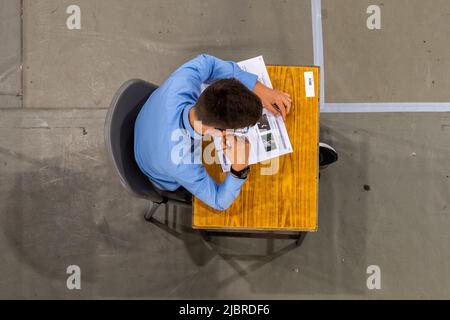 Bandon, West Cork, Irlande. 8th juin 2022. Les examens de départ et de certification junior commencent aujourd'hui avec environ 131 000 élèves qui suivent les examens dans tout le pays. Ce matin, les élèves de l'école de grammaire Bandon ont commencé leur document anglais 1 à 9,30 heures. Crédit : AG News/Alay Live News Banque D'Images