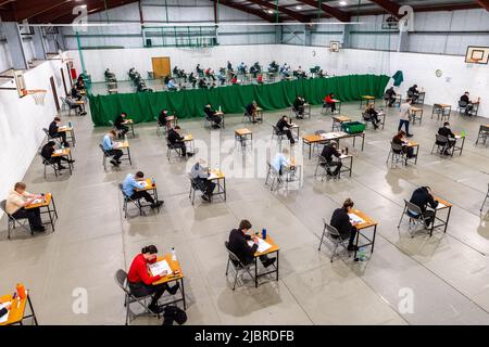 Bandon, West Cork, Irlande. 8th juin 2022. Les examens de départ et de certification junior commencent aujourd'hui avec environ 131 000 élèves qui suivent les examens dans tout le pays. Ce matin, les élèves de l'école de grammaire Bandon ont commencé leur document anglais 1 à 9,30 heures. Crédit : AG News/Alay Live News Banque D'Images