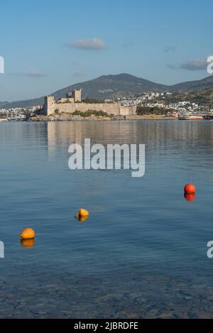 Bodrum, Mugla, Turquie. 21 avril 2022 magnifique vue panoramique sur le château dans le port de Bodrum, la côte sud-ouest turque de la mer Égée, Turquie Banque D'Images