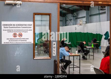 Bandon, West Cork, Irlande. 8th juin 2022. Les examens de départ et de certification junior commencent aujourd'hui avec environ 131 000 élèves qui suivent les examens dans tout le pays. Ce matin, les élèves de l'école de grammaire Bandon ont commencé leur document anglais 1 à 9,30 heures. Crédit : AG News/Alay Live News Banque D'Images