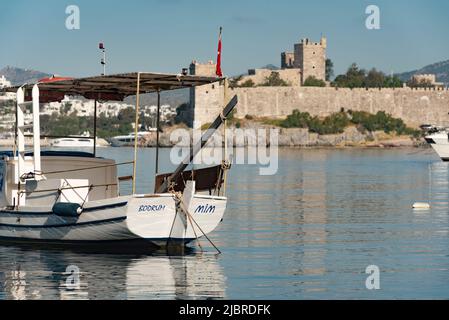 Bodrum, Mugla, Turquie. 21 avril 2022 Un bateau de pêche nommé Bodrum dans le port de Bodrum, une station touristique turque populaire avec une forteresse médiévale et un Banque D'Images