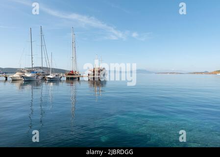 Bodrum, Mugla, Turquie. 21 avril 2022 lumière matinale sur les yachts amarrés dans le port de Bodrum, un port populaire et une destination touristique sur l'AOC Egée Banque D'Images